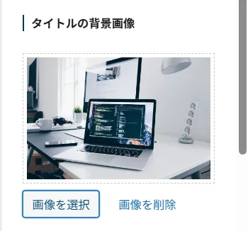 プログラマーの開発ワークスペース。シルバーのノートパソコンにカラフルなコード表示(HTMLやJavaScriptコード、緑・紫・黄色のシンタックスハイライト)。デスク上に白いコーヒーカップ、白い観葉植物、赤と黒のヘッドフォン、スマートフォン、マウス。背景に大きなモニター、白いペンダントライト、キーボード、デスク植物。モダンで明るいオフィス環境